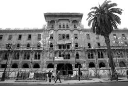 Image du Maroc Professionnelle de  Le boulevard Mohammed V (ex la gare). A droite le marché central de Casablanca figé depuis les années 30, il dispose de 3 entrées faisant face à l'hôtel Lincoln (immeuble Bossonneau) un des premiers bâtiment de 4 niveaux du boulevard de la gare (actuel boulevard Mohammed V) est abandonné aux intempéries depuis plusieurs années, un échafaudage est en cours d'installation contre la façade. Petit à petit L’hôtel Lincoln quitte ce monde. Construit par des matériaux poreux et sans étanchéité au début du 20e siècle. Déjà en 1989 suite aux accidents qui ont causé des morts et plusieurs blessés, le bâtiment a été vidé avec cessation de toute activités des commerces et cafés. Dimanche 11 Février 2007. (Photo / Abdeljalil Bounhar) 